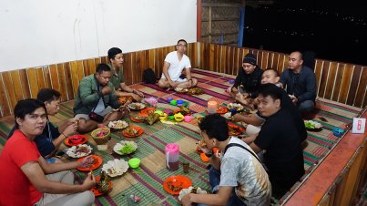 makan malam bersama di punclut